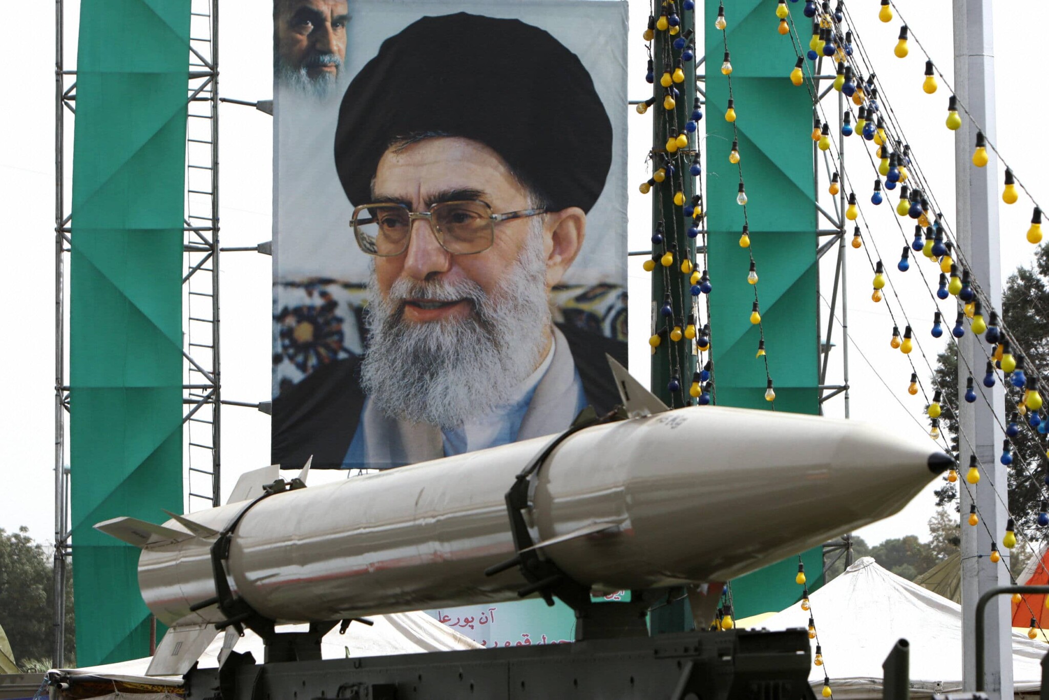 Сколько ядерного оружия у ирана. Иран Хаменеи ракеты. Иран ядерное оружие. Иран ядерная бомба. Ядерные ракеты Ирана.