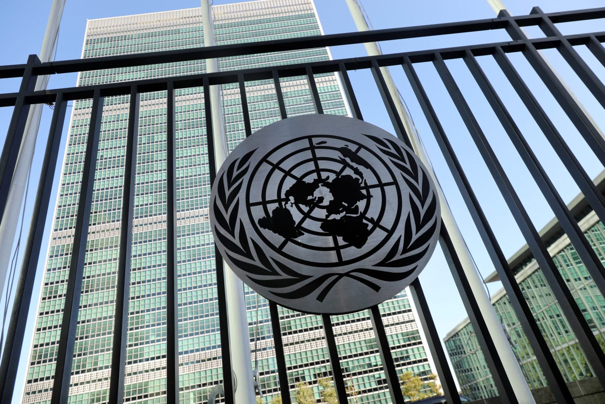 Укрепление оон. Здание Генеральной Ассамблеи ООН В Нью-Йорке. Совет безопасности ООН штаб квартира. Совбез ООН здание. Штаб ООН В России.